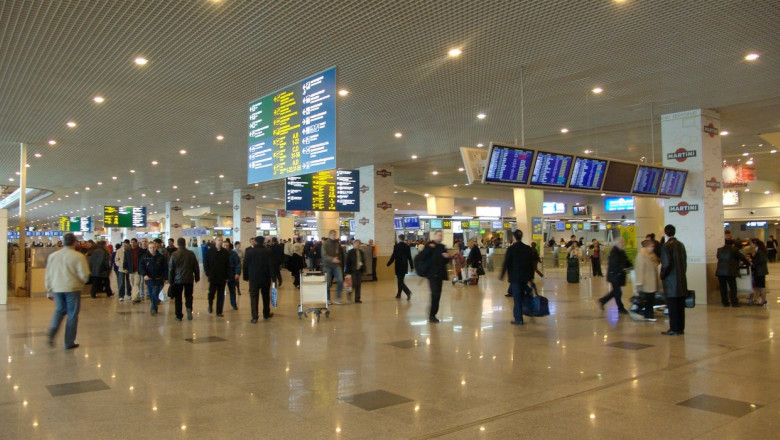 oameni pe aeroportul international din moscova
