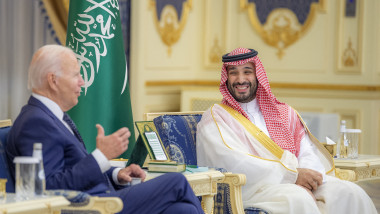 Saudi Crown Prince Mohammed bin Salman (R) welcoming US President Joe Biden at Al-Salam Palace in the Red Sea port of Jeddah