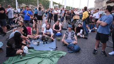 protestatari asezati pe jos blocheaza strada la budapesta