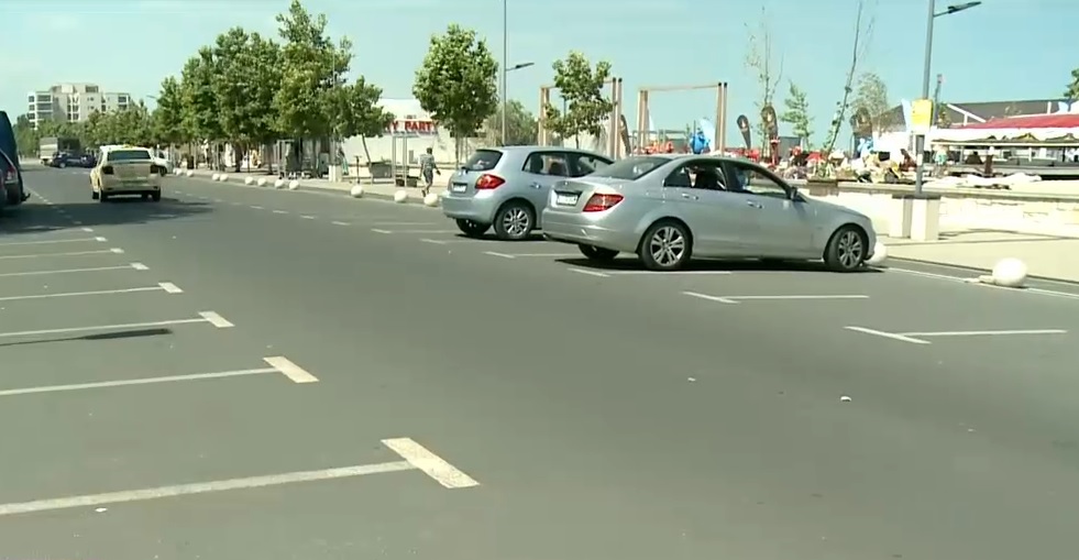 Turiștii și localnicii sunt revoltați de taxa de parcare din Mamaia. Primarul propune să fie eliminată pe timpul nopții