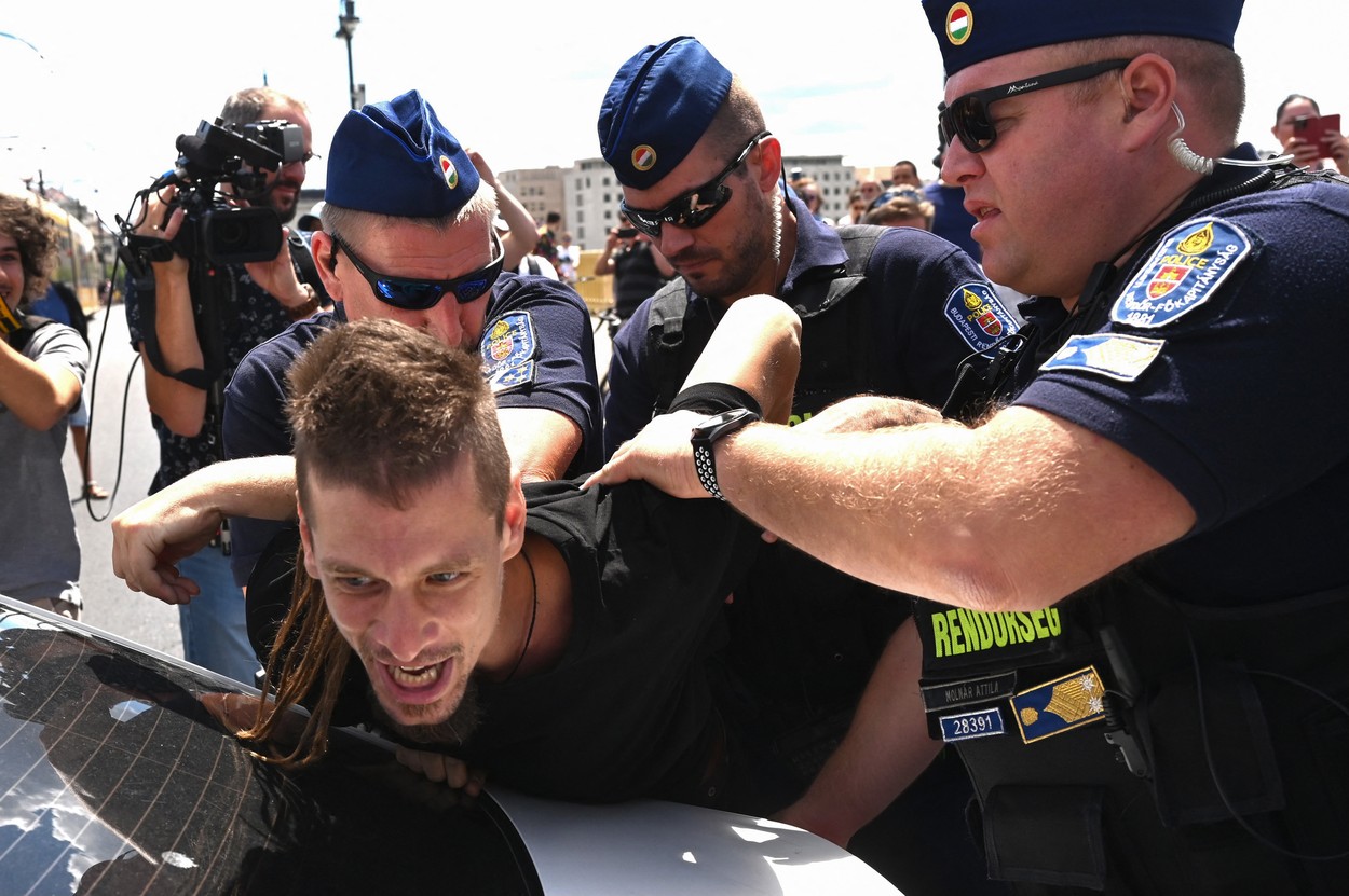 Sute de oameni au blocat un pod peste Dunăre din Budapesta pentru a protesta față de creșterea taxelor