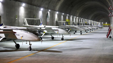 drone militare iraniene expuse într-un hangar subteran