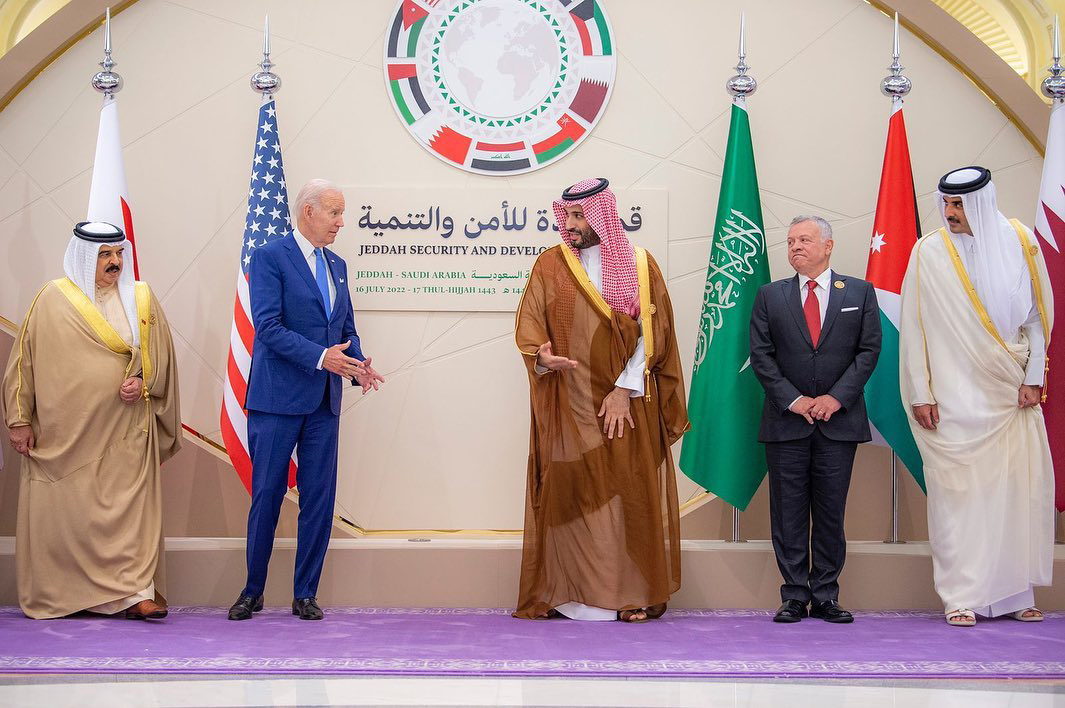 Biden a plecat din Arabia Saudită cu promisiunea țării de creştere a capacităţii de extragere a petrolului cu un milion de barili pe zi