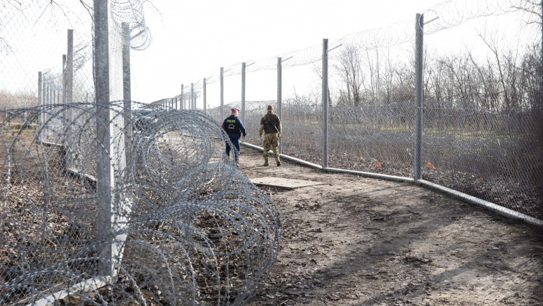 politisti patruleaza pe langa gardul ridicat de ungaria la granita cu serbia
