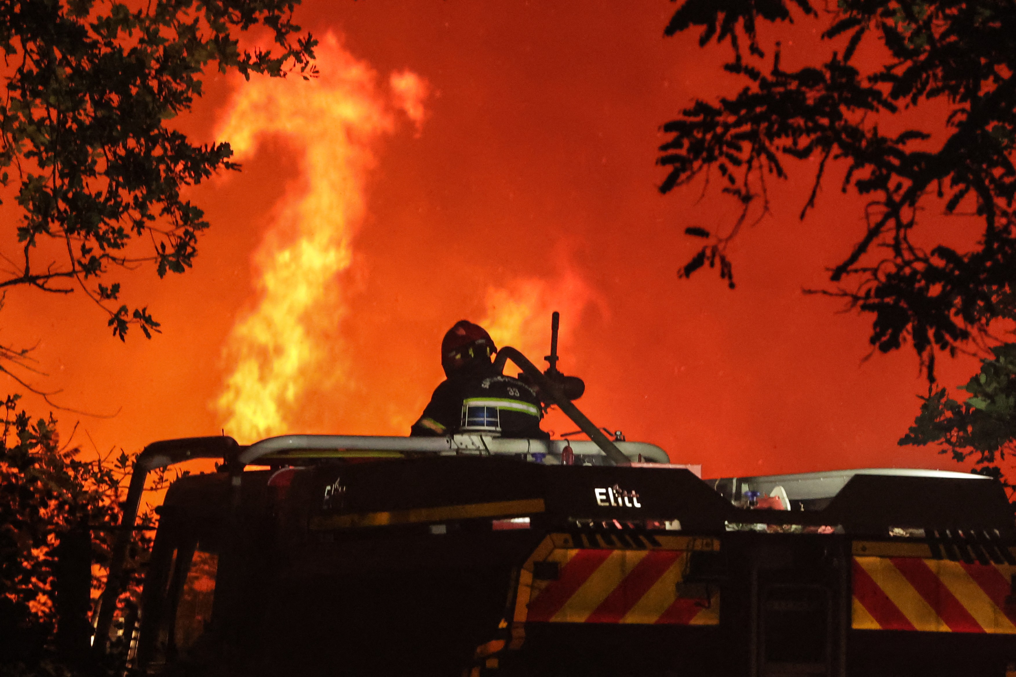 Europa intră sub „cupola de foc” a unui val de căldură fără precedent. Incendii în Franța, Spania, Portugalia, Grecia. Cod roșu în UK