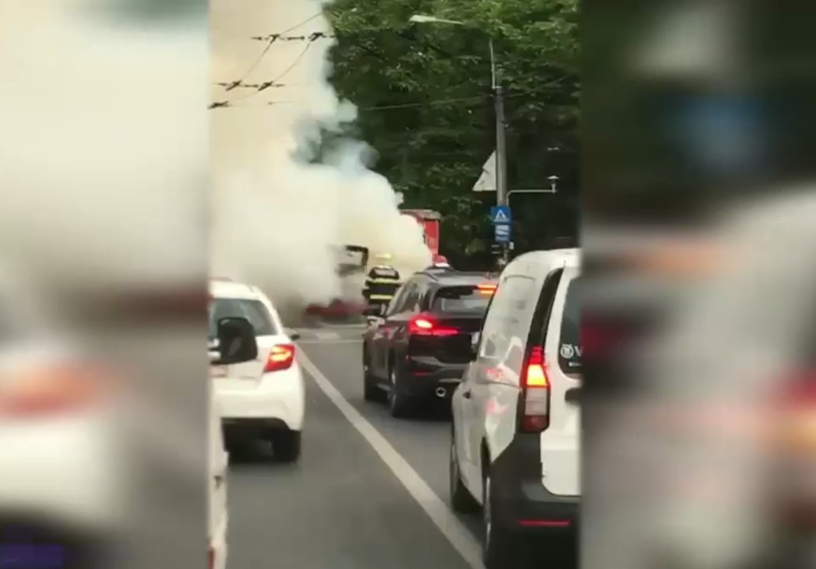 VIDEO. O mașină a luat foc în traficul din București
