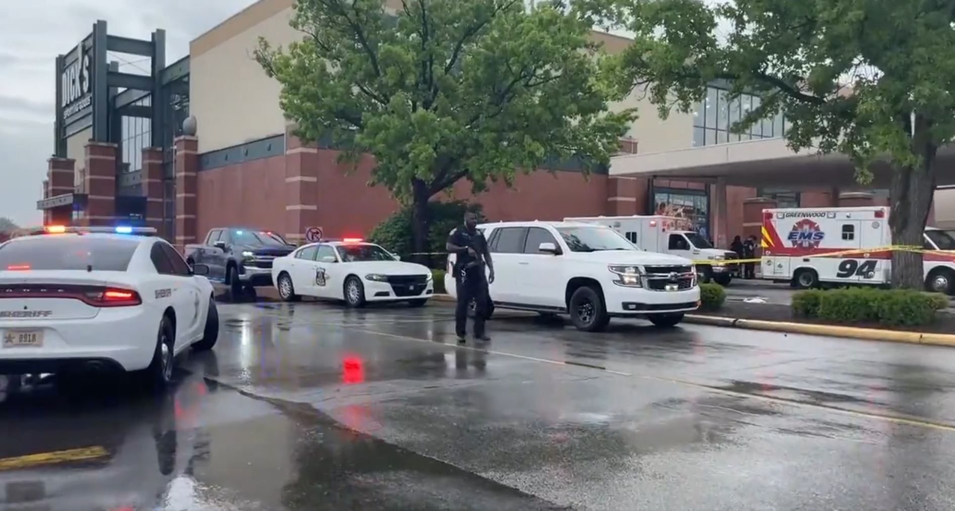 Trei oameni au fost uciși după ce un bărbat a început să tragă cu arma într-un mall din Indiana