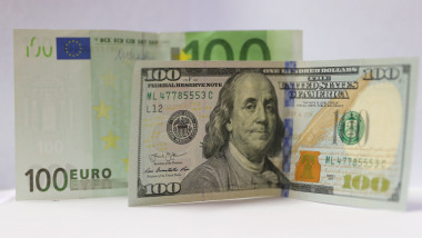 bancnote de 100 eur si 100 dolari