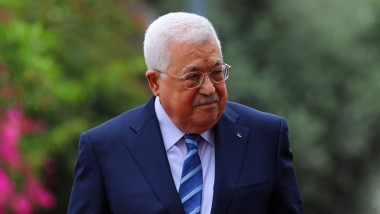 mahmoud abbas in costum si ochelari