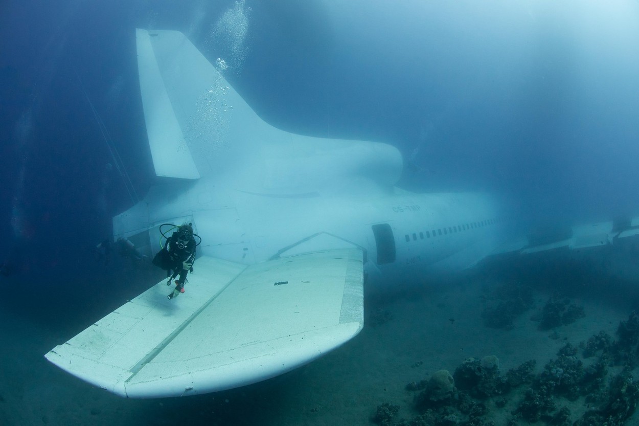 GALERIE FOTO. Un avion Tristar a fost scufundat intenționat în Marea Roșie. Imagini cu epava aflată la 20 de metri adâncime