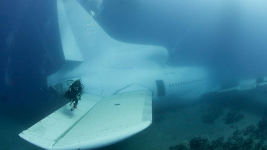 Scafandri fac fotografii la epava unui avion Lockheed Martin L1011 Tristar scufundat intenționat în Marea Roșie.