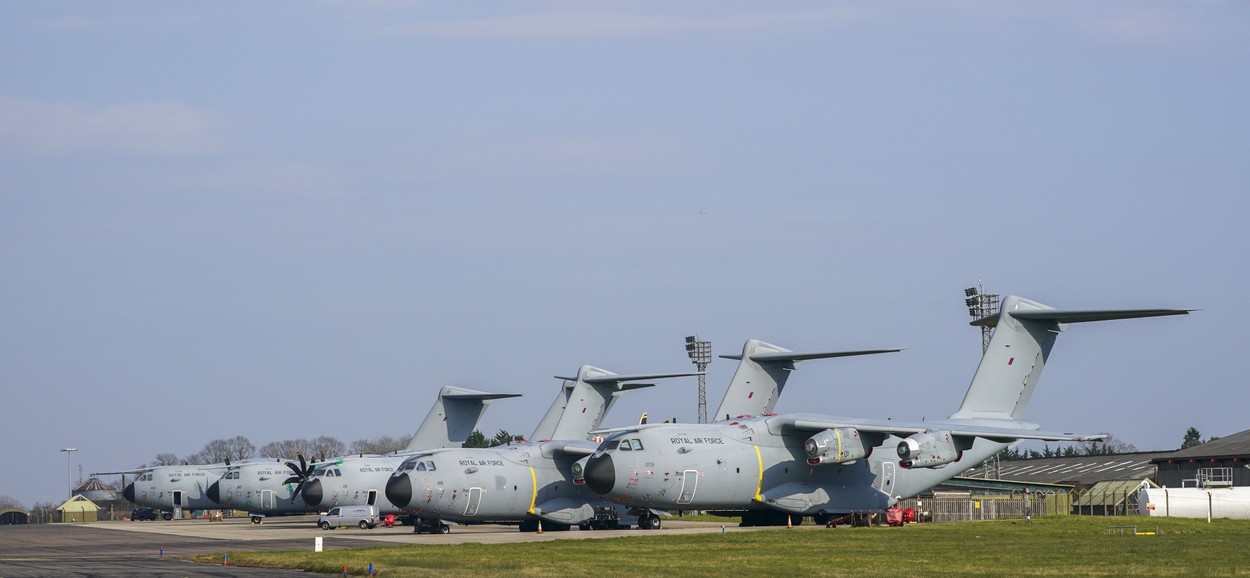 Canicula din UK topește pistele avioanelor. Cea mai mare bază aeriană din țară a fost închisă. Aeroportul Luton a suspendat zborurile