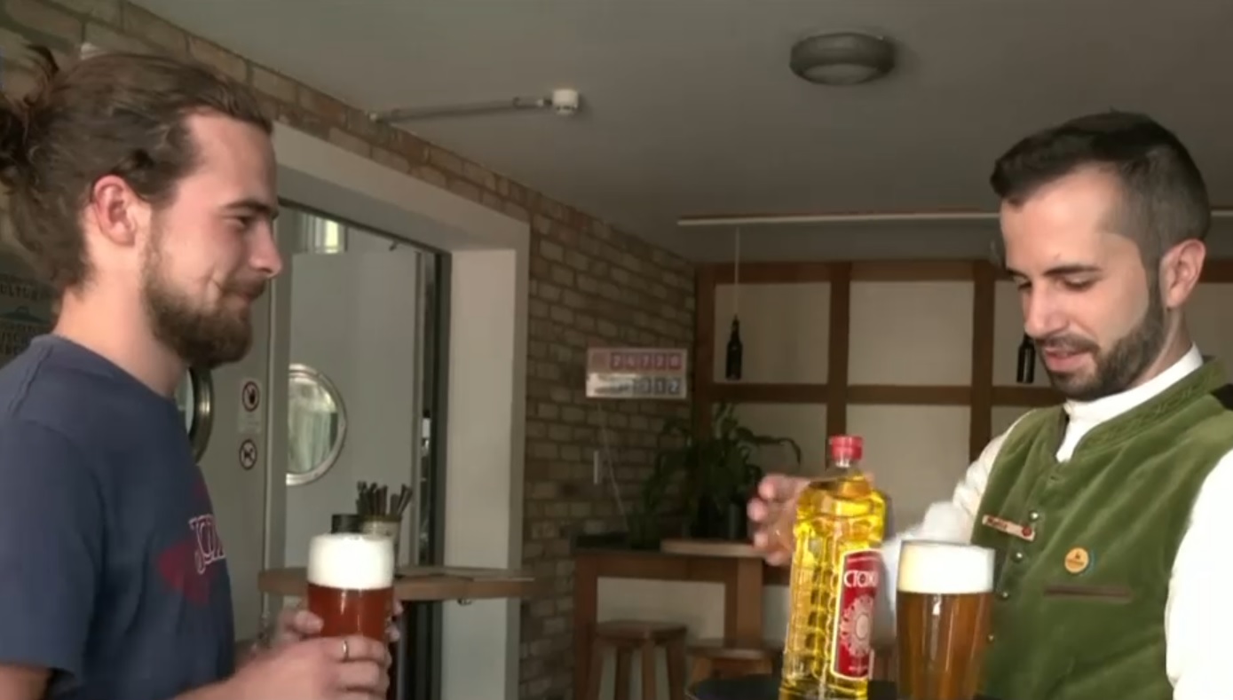 Clienții unui bar din Munchen pot plăti berea cu ulei de gătit