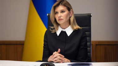 Olena Zelenska la un birou cu steagul ucrainean în spate
