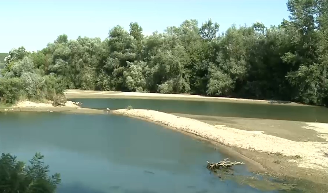 VIDEO Seacă Jiul. Nivelul râului scade cu până la 7 centimetri pe zi