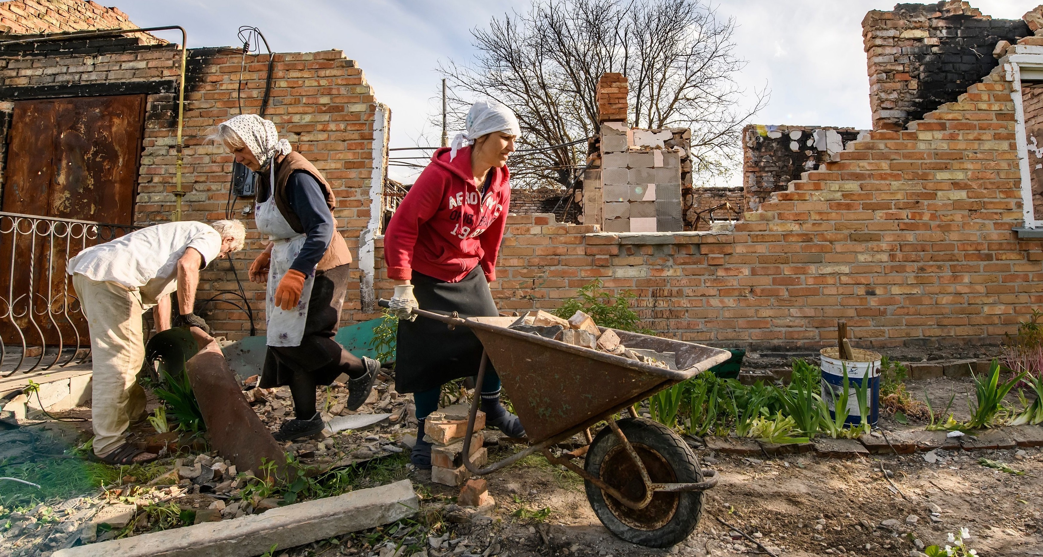 O tânără ucraineană care se ascundea de ruşi a născut într-un beci în care se mai adăposteau 31 de persoane