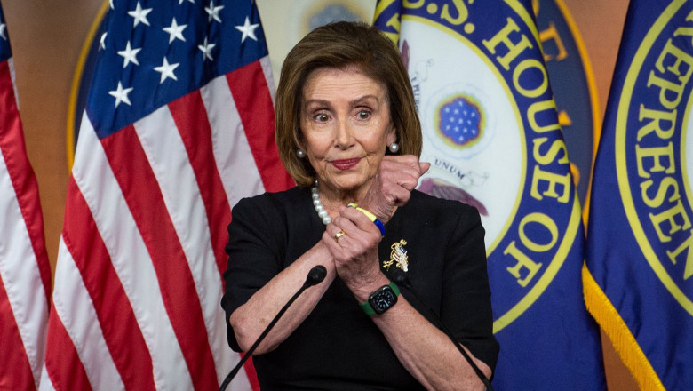 Nancy Pelosi la microfon, cu brățară albastru-galbenă ucraina