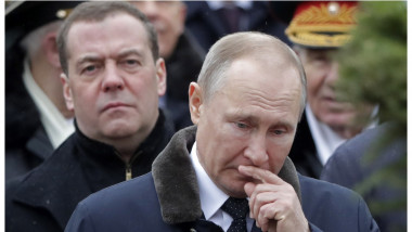 Dmitri Medvedev, în spatele lui Vladimir Putin