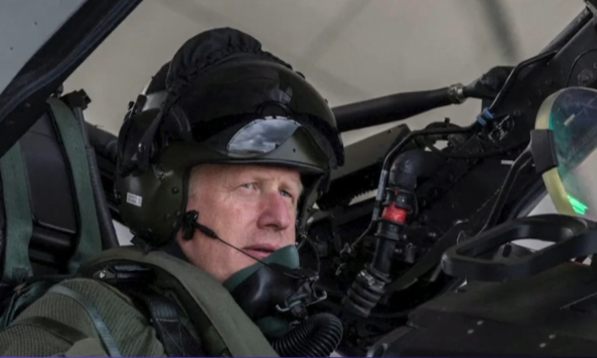 VIDEO Boris Johnson a zburat cu un avion de vânătoare Typhoon și a făcut acrobații aeriene