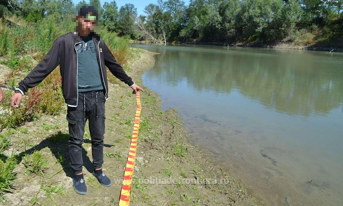 Un moldovean a traversat înot Prutul ca să-și întâlnească în persoană prietenii de pe o rețea socială