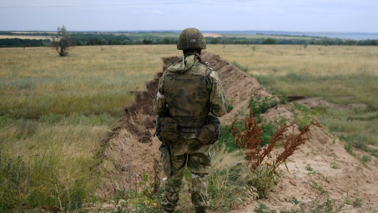 soldat rus se uita la camp