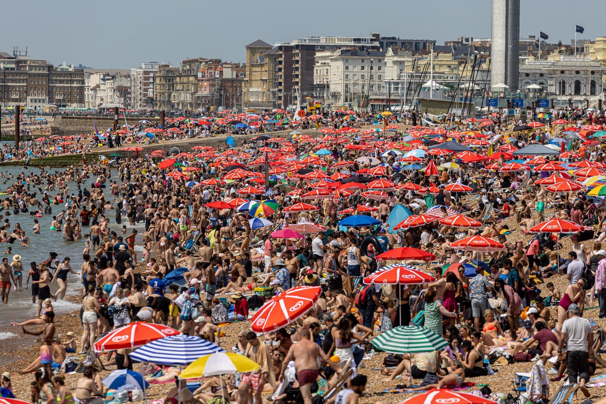 În ziua în care temperatura a ajuns pentru prima dată la 40 de grade Celsius în țara lor, britanicii s-au călcat în picioare pe plaje
