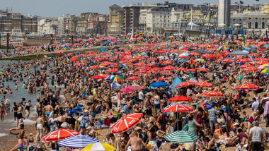 Mulțime de oameni pe plajă, în Marea Britanie