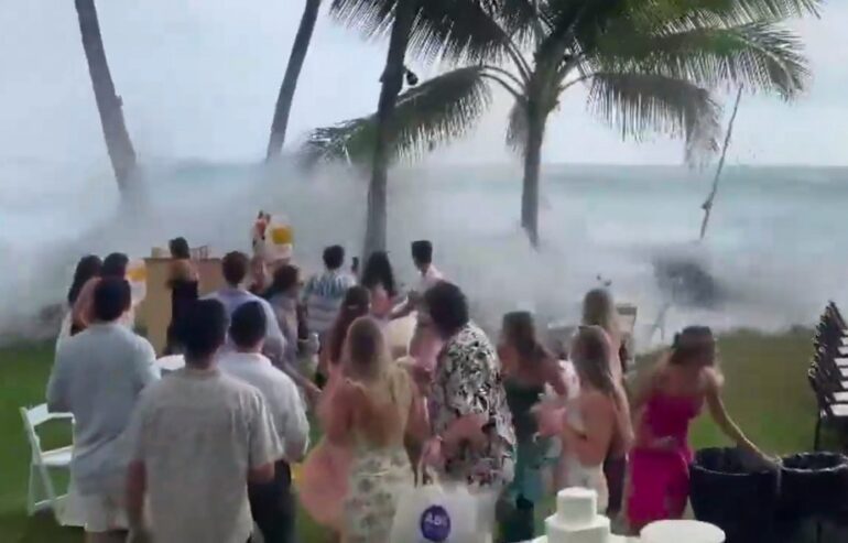 Doi miri din Hawaii s-au trezit cu valuri uriașe peste ei cu doar 5 minute înainte să spună "da"