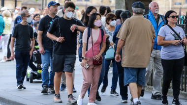 oameni cu masca pe strada in londra