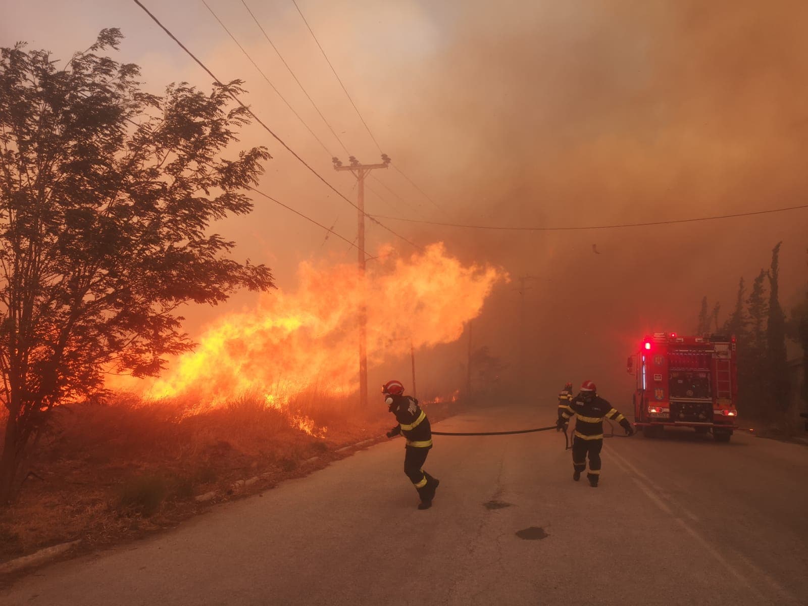 VIDEO & FOTO Incendiu uriaș în apropiere de Atena. Pompierii români luptă cu flăcările alături de cei din Grecia