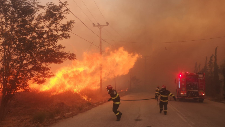 Incendiu uriaș în apropiere de Atena. Pompierii români intervin pentru stingerea flăcărilor