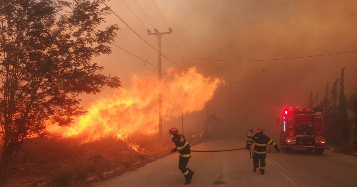 ΒΙΝΤΕΟ & ΦΩΤΟ Τεράστια φωτιά κοντά στην Αθήνα.  Ρουμάνοι πυροσβέστες δίνουν μάχη με τις φλόγες μαζί με αυτές στην Ελλάδα