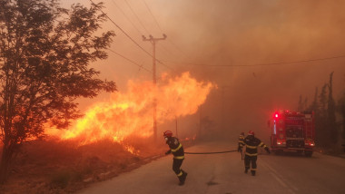 Incendiu uriaș în apropiere de Atena. Pompierii români intervin pentru stingerea flăcărilor