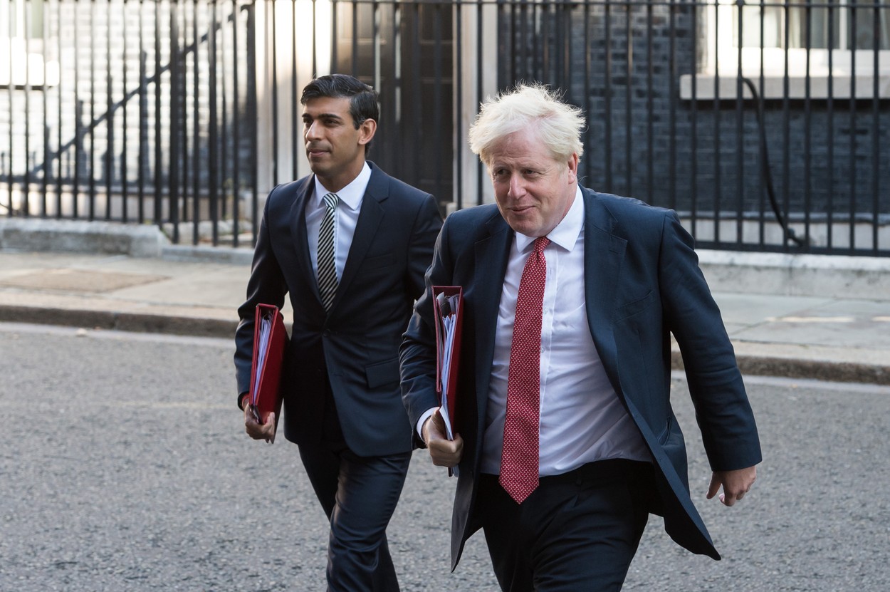 Boris Johnson e acuzat că îl sabotează pe Rishi Sunak, principalul favorit pentru funcția de premier al Marii Britanii