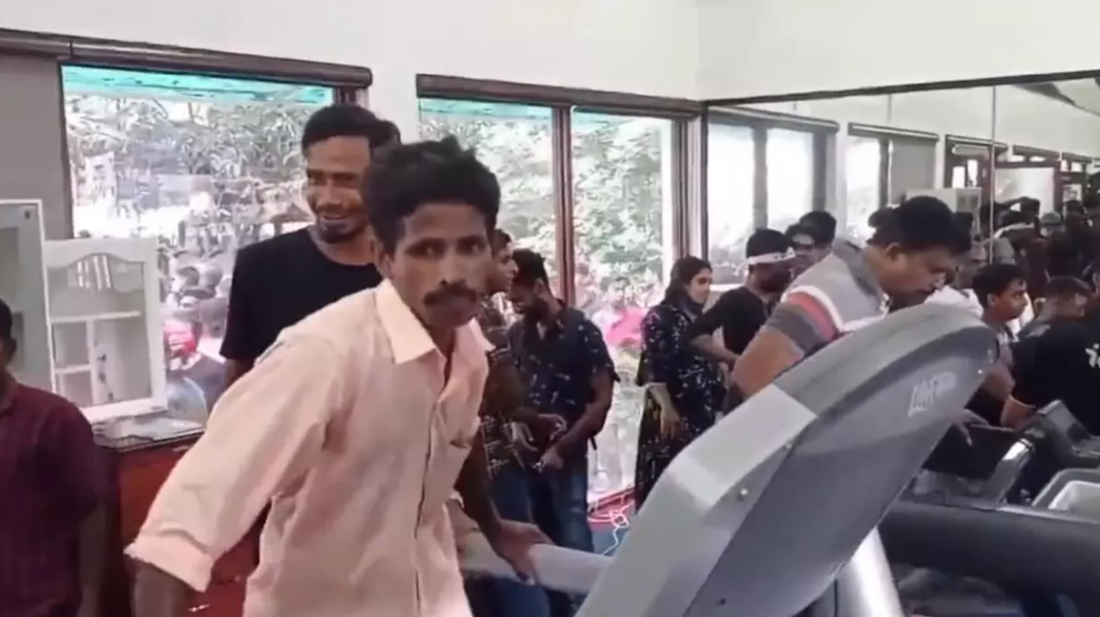 VIDEO Protestatarii din palatul prezidențial din Sri Lanka s-au antrenat în sala președintelui și i-au mâncat mâncarea