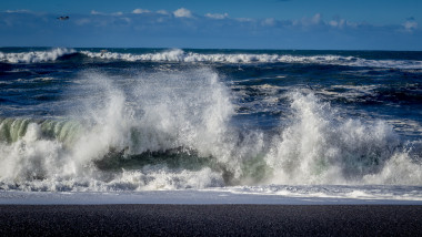 Turişti daţi dispăruţi în Grecia după ce s-au aventurat să înoate în marea agitată