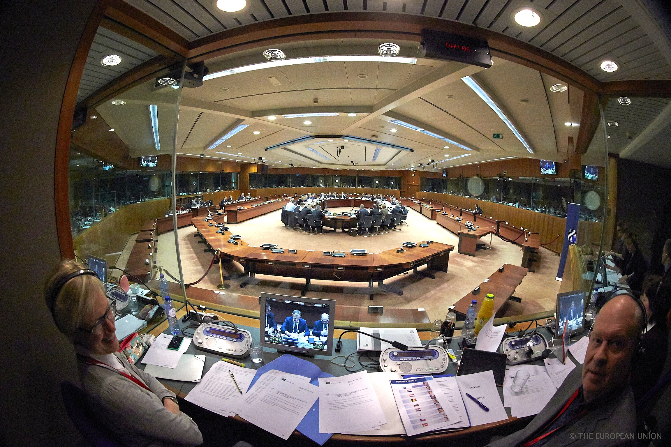 UE va construi la Bruxelles un buncăr pentru negocieri secrete, unde spionii ruși să nu poată trage cu urechea (EUobserver)