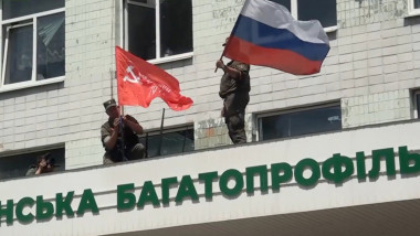 Steagurile Rusiei și al Uniunii Sovietice pe o clădire din Lisiciansk