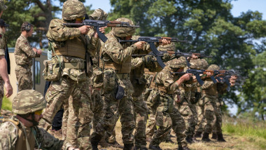 Recruți în armata ucraineană se antrenează în Marea Britanie