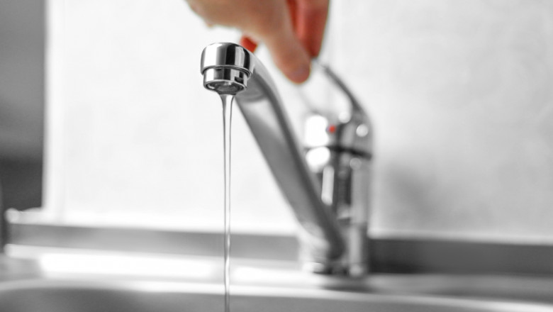 Apa rămâne nepotabilă în Curtea de Argeș: fără bacterii, dar fierul, clorul depășesc limitele. Mesaj RO-ALERT emis către populație