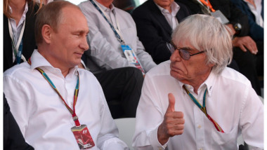 Bernie Ecclestone face semnul OK lângă Putin.
