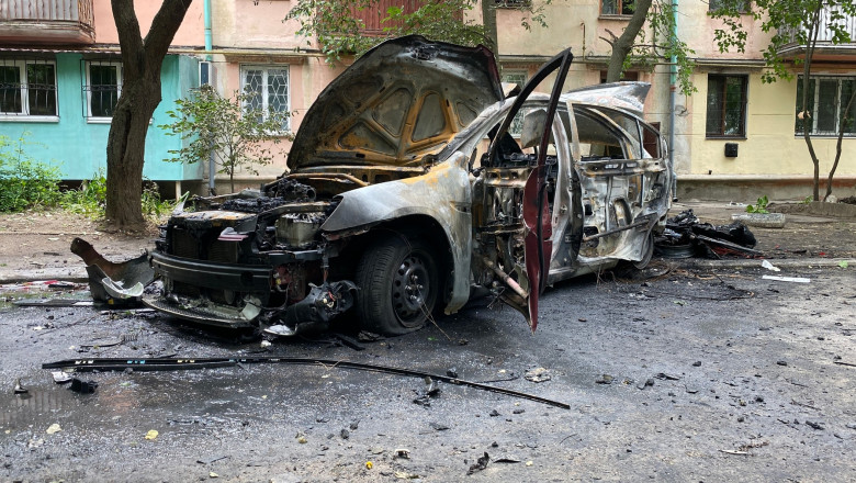 Mașină distrusă într-un atentat cu bombă