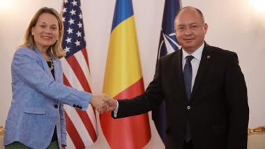 Bogdan Aurescu și ambasadoarea SUA la NATO, Julianne Smith, isi strang mana