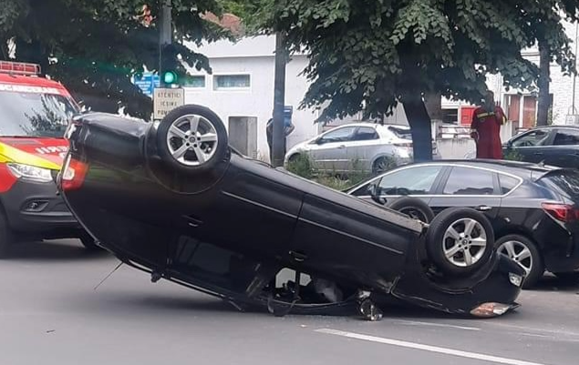 O șoferiţă a ajuns la spital după ce a lovit cu mașina două vehicule parcate, apoi s-a răsturnat pe plafon