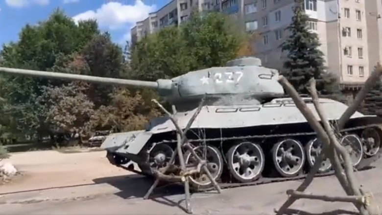 tanc T-34 sovietic din Al Doilea Război Mondial folosit pe post de barieră la un punct de control din Lisiceansk