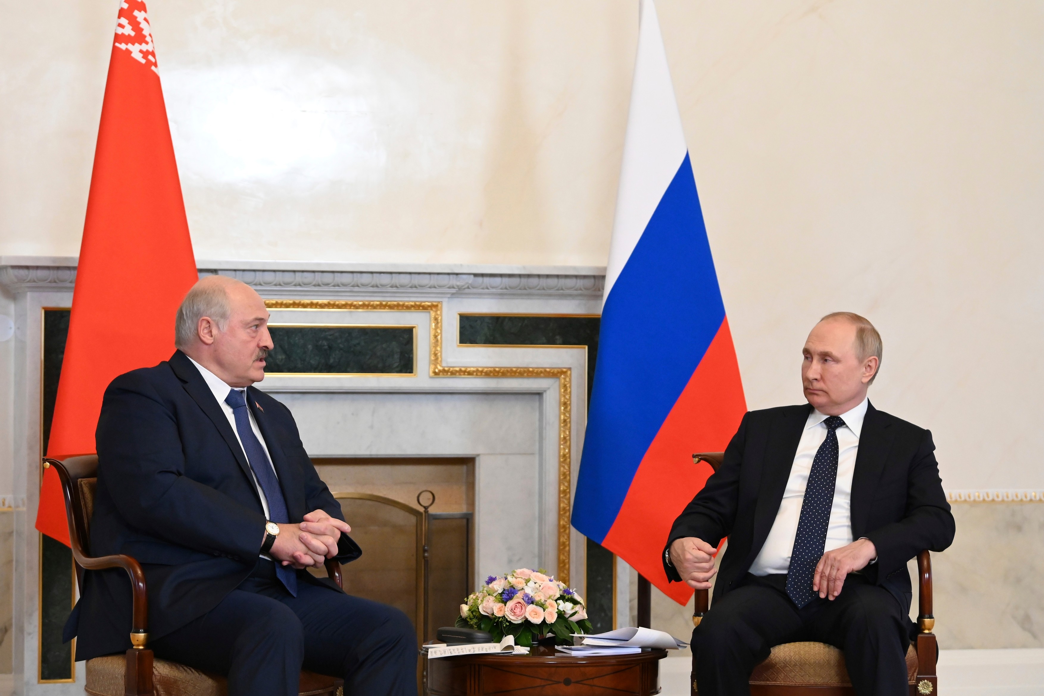 Putin și Lukașenko au discutat despre presupuse planuri occidentale de atac împotriva Rusiei: Prevăd ofensive „prin Ucraina şi Belarus”