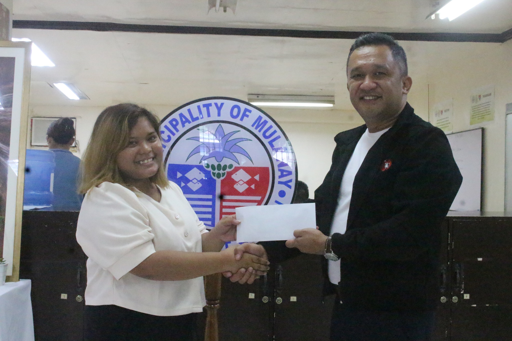 Un primar din Filipine obligă angajații din administrație să zâmbească în interacțiunile cu publicul
