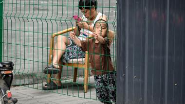 Locuitori ai unui oraș din China în care au fost impuse restricțiile de combatere a Covid-19
