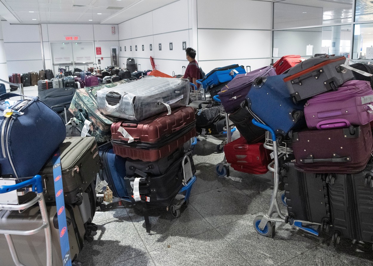Pentru recuperarea bagajului blocat în aeroport, un bărbat și-a cumpărat un nou bilet