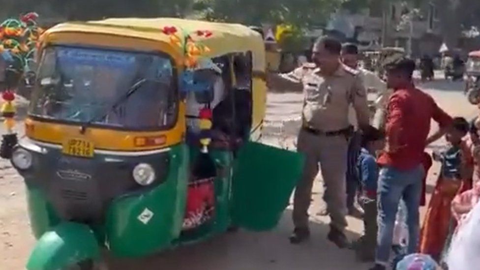 VIDEO. Câți oameni încap într-un tuk-tuk? Surpriza de care a avut parte un echipaj de poliție din India